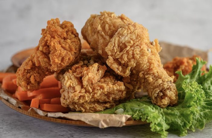 makanan cepat saji mengandung banyak garam, lemak jenuh, kalori tinggi, hingga karbohidrat olahan. Hal ini tidak sekadar cepat menaikkan berat badan, tapi dalam jangka panjang akan memicu penumpukan lemak perut dan obesitas.