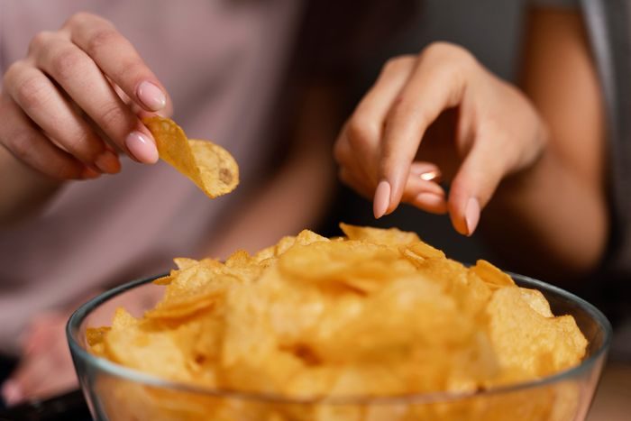 Makanan pemicu perut buncit lainnya adalah makanan tinggi garam, seperti keripik, camilan asin, hingga makanan olahan.