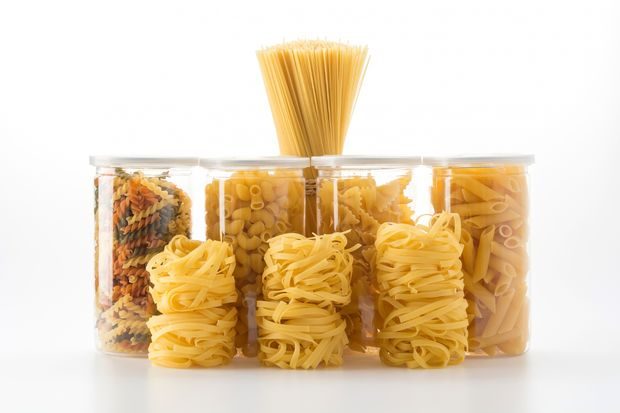 Pasta kering termasuk makanan yang aman disimpan jangka panjang karena rendah kelembapan dan tetap aman dikonsumsi dalam waktu lama.