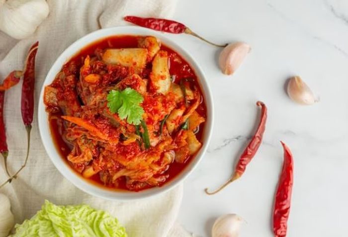 Makanan pedas dapat membuat kulit tampak merah dan berbintik-bintik akibat proses peradangan. Peradangan ini juga dapat menyebabkan jerawat dan mempercepat proses penuaan.