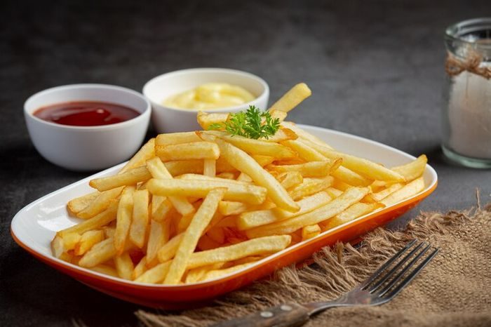 Seiring bertambahnya usia, metabolisme tubuh melambat dan tidak lagi dapat menangani kalori ekstra yang berasal dari makanan berminyak, contohnya seperti kentang goreng.