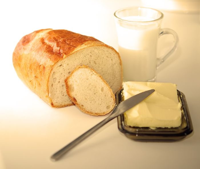 Margarin tinggi akan kandungan lemak trans. Mengonsumsi lemak trans terlalu banyak dapat mengeraskan atau menyempitkan arteri dan pembuluh darah. Hal ini bisa menyebabkan penuaan dini.