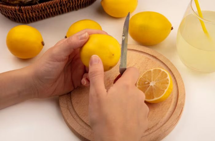 Kulit lemon tidak dimakan langsung begitu saja. Beberapa cara biasanya menambahkan kulit lemon ke dalam salad, desser, yogurt, dan teh