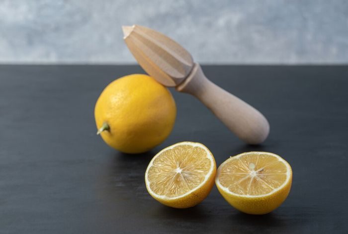 Kulit lemon memiliki manfaat bagi kesehatan. Mulai dari sumber serat hingga menurunkan risiko kanker