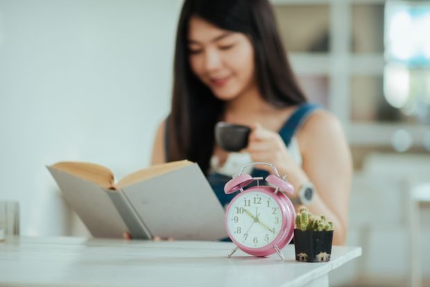 Manfaat bangun lebih pagi untuk meningkatkan fokus/Foto: Magnific.com/jcomp Manfaat bangun lebih pagi dapat meningkatkan fokus dan konsentrasi karena otak memiliki waktu adaptasi sebelum mulai bekerja atau belajar.