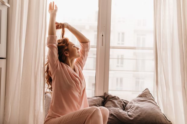 Manfaat bangun lebih pagi untuk mengurangi stres dan kecemasan/Foto: Magnific.com/lookstudio Manfaat bangun lebih pagi bisa membantu mengurangi stres dan kecemasan karena tubuh punya waktu lebih banyak untuk bersiap sebelum memulai aktivitas harian.
