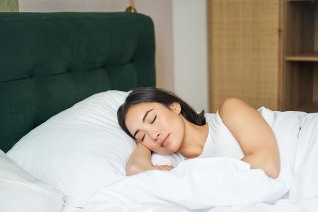 Manfaat bangun lebih pagi untuk memperbaiki pola tidur/Foto: Magnific.com/benzoix Manfaat bangun lebih pagi berkaitan erat dengan kualitas tidur yang lebih teratur dan lebih nyenyak di malam hari.