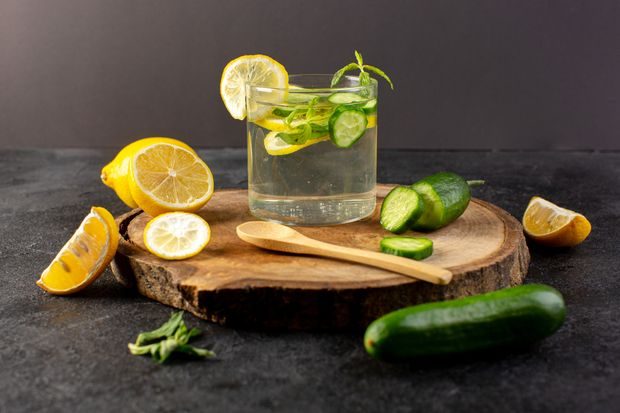 Manfaat infused water lemon dan timun untuk menghidrasi tubuh/Foto: Magnific.com/KamranAydinov Manfaat infused water lemon dan timun yang pertama adalah membantu tubuh tetap terhidrasi sepanjang hari sehingga tubuh terasa lebih segar dan tidak mudah lemas.