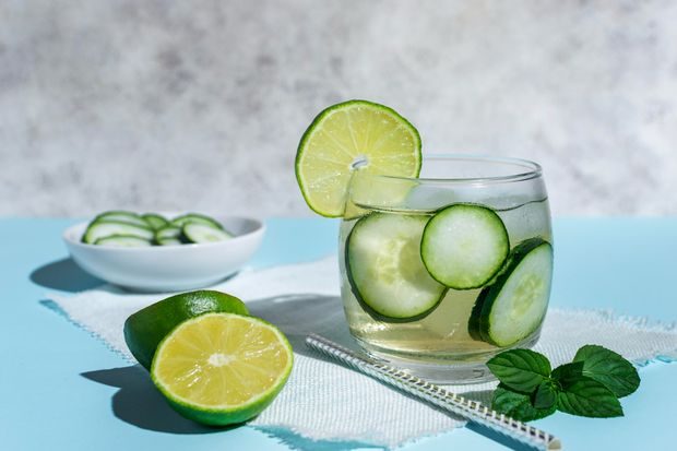 Manfaat infused water lemon dan timun untuk menyeimbangkan pH tubuh/Foto: Magnific.com/Freepik Manfaat infused water lemon dan timun dipercaya membantu menjaga keseimbangan pH tubuh sehingga tubuh terasa lebih nyaman dan segar.