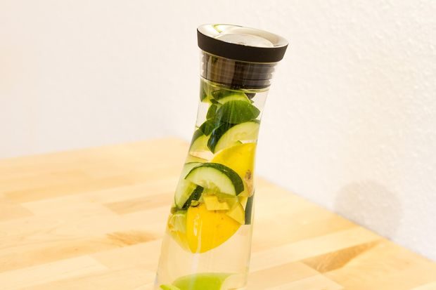 Manfaat infused water lemon dan timun untuk detoksifikasi tubuh/Foto: Pixabay.com/el_duderino123 Manfaat infused water lemon dan timun dipercaya dapat membantu proses detoksifikasi alami tubuh dengan menjaga fungsi organ tetap optimal.