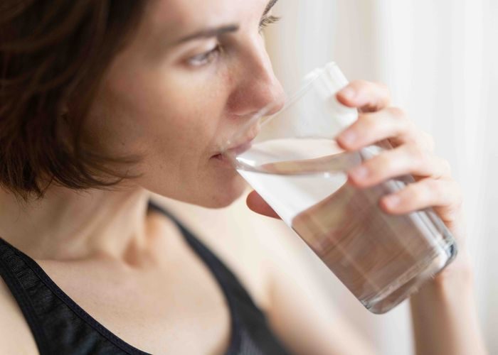 Manfaat Rutin Minum Segelas Air Hangat Setelah Bangun Tidur Setiap Hari