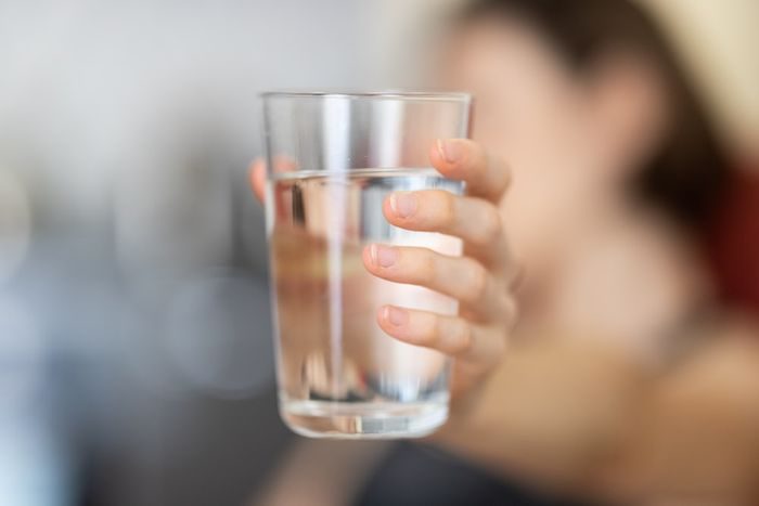 Manfaat Rutin Minum Segelas Air Hangat Setelah Bangun Tidur Setiap Hari