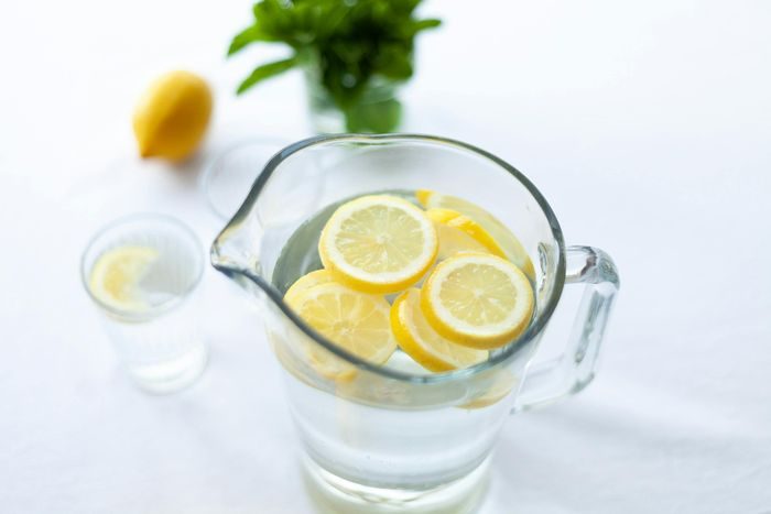 Manfaat Rutin Minum Segelas Air Lemon di Pagi Hari