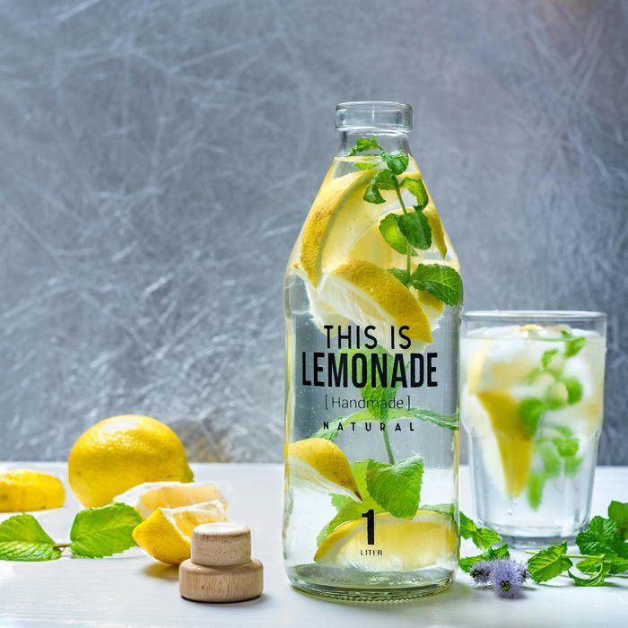 Manfaat Rutin Minum Segelas Air Lemon di Pagi Hari