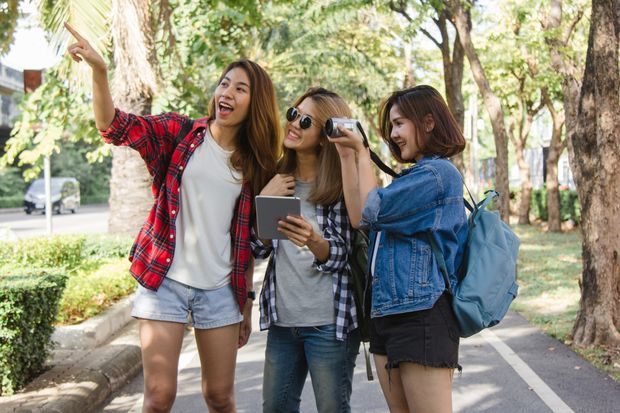 Memory investing adalah pola pikir keuangan yang fokus pada pengalaman bermakna dibanding barang, dengan tujuan menciptakan kenangan jangka panjang.
