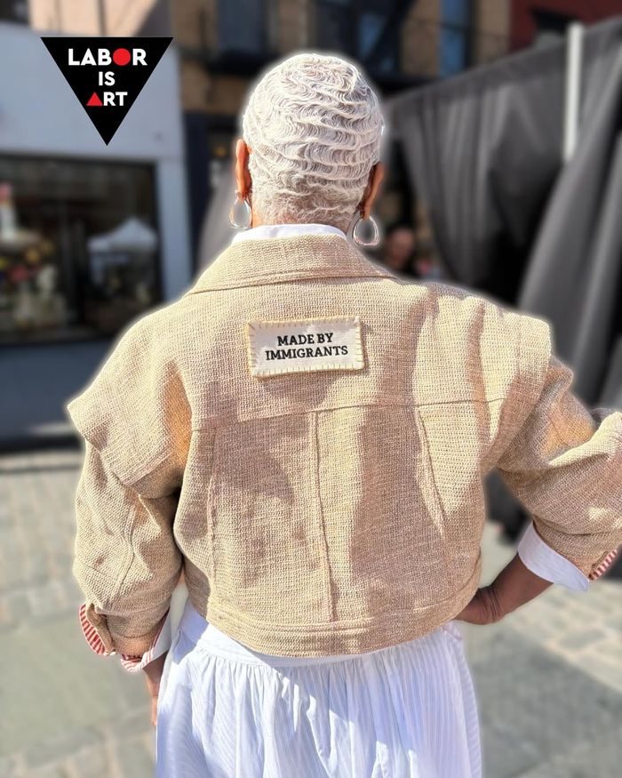 "Ball Without Billionaires" dengan tema "Labor is Art". Acara yang diselenggarakan para pekerja, khususnya pekerja Amazon, sebagai bentuk kritik Met Gala.