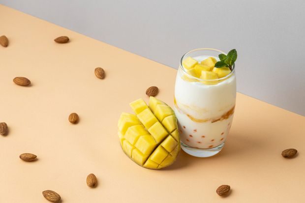 Smoothie mangga merupakan minuman untuk kesehatan organ intim yang kaya vitamin untuk membantu menjaga regenerasi jaringan vagina.