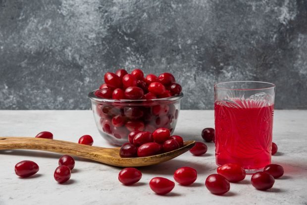 Jus cranberry murni adalah minuman untuk kesehatan organ intim yang membantu mencegah bakteri menempel pada saluran kemih.