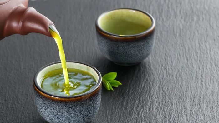 Sudah bukan rahasia lagi bahwa teh hijau sering dijadikan minuman yang rutin dikonsumsi saat diet. Studi menunjukkan bahwa teh hijau dapat mempercepat proses pembakaran lemak dan juga meningkatkan performa saat berolahraga. Sudah bukan rahasia lagi bahwa teh hijau sering dijadikan minuman yang rutin dikonsumsi saat diet. Studi menunjukkan bahwa teh hijau dapat mempercepat proses pembakaran lemak dan juga meningkatkan performa saat berolahraga.