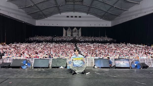 Kim Seon Ho mengabadikan momen kebersamaannya bersama penggemar tanah air sebelum resmi mengakhiri fanmeeting 'Love Factory' di Indonesia.