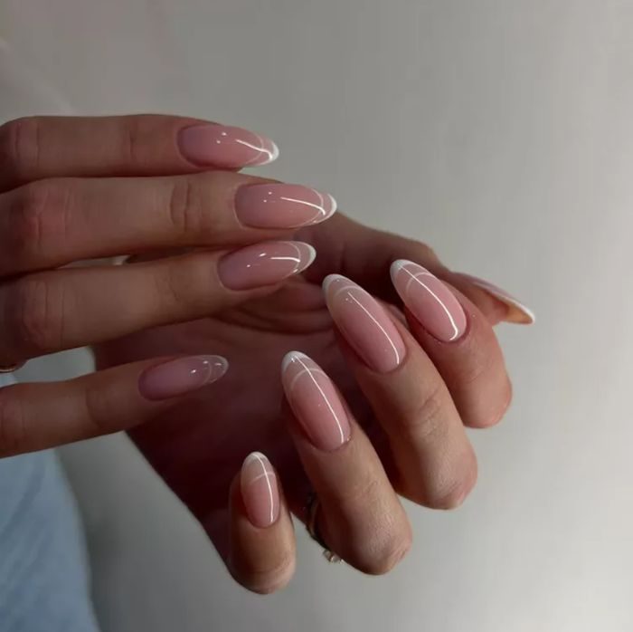 French manicure klasik kini hadir dengan sentuhan modern melalui teknik negative space. Memberikan tampilan clean tapi tetap stylish.