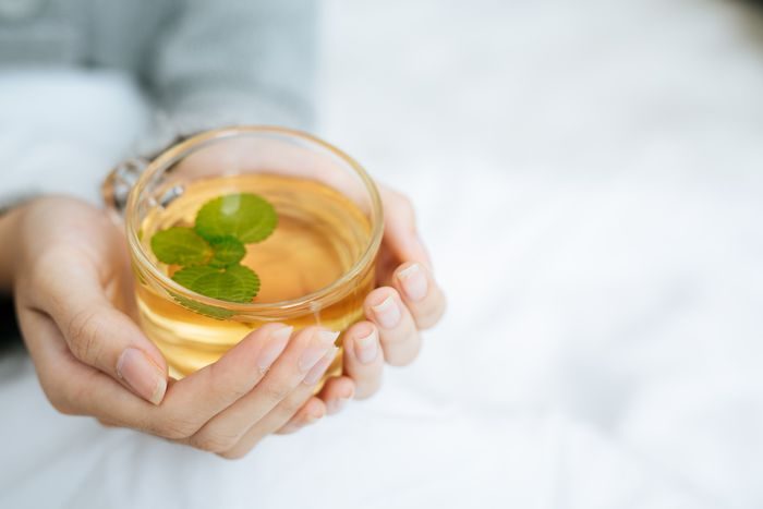 Mengonsumsi teh herbal