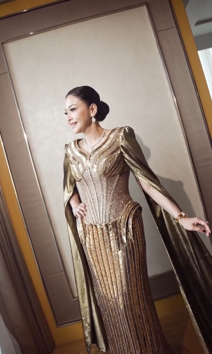 Maia Estianty benar-benar tampil standout dengan gaya yang glamor dan elegan