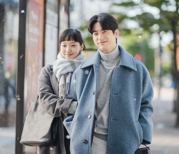 Kim Go Eun dan Jinyoung GOT7 terpaut usia 3 tahun.