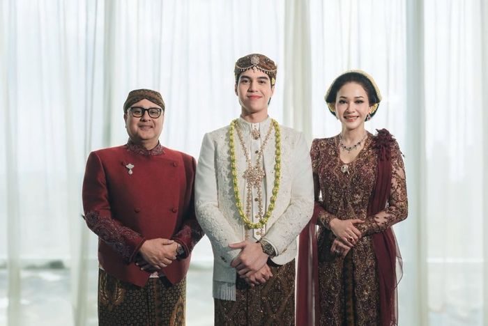 Di momen akad nikah El Rumi dan Syifa Hadju, Maia tampil anggun dengan kebaya maroon