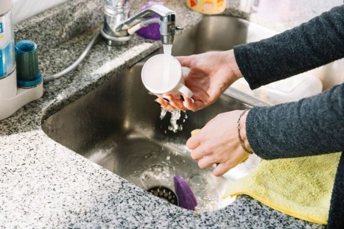 Ciri Kepribadian Orang yang Langsung Cuci Piring Setelah Makan Menurut Ilmu Psikologi