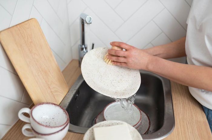 Ciri Kepribadian Orang yang Langsung Cuci Piring Setelah Makan Menurut Ilmu Psikologi