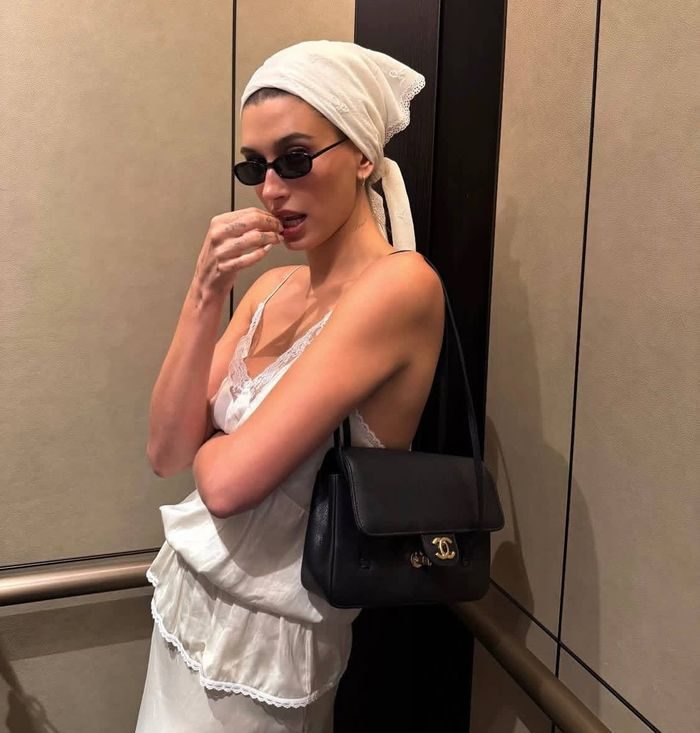 Hailey Bieber saat menggunakan Silky Camisole Top