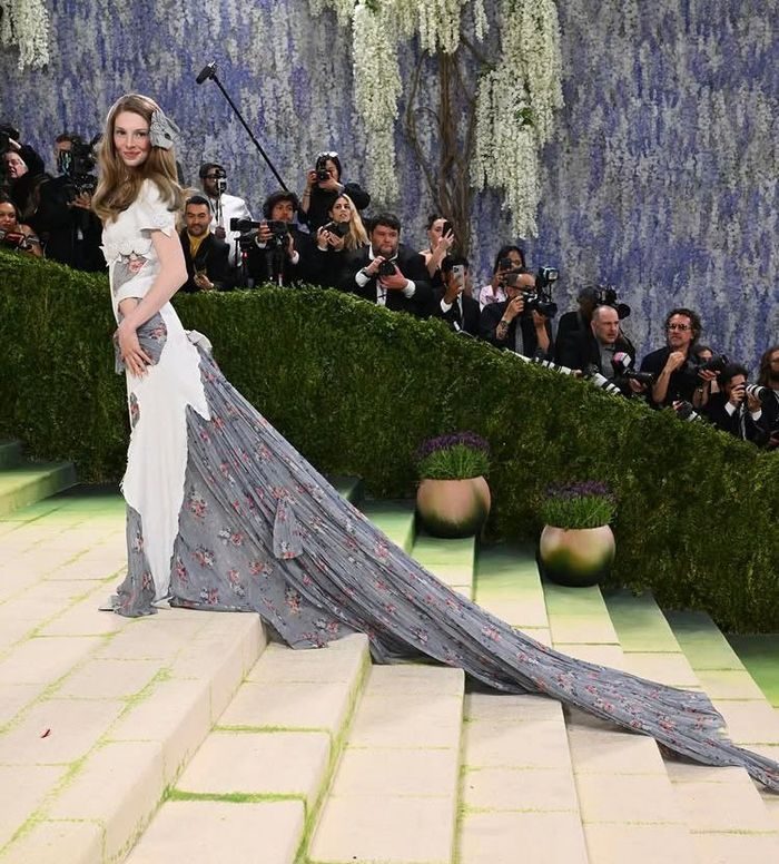 Hunter Schafer Tampil Cantik di Met Gala 2026
