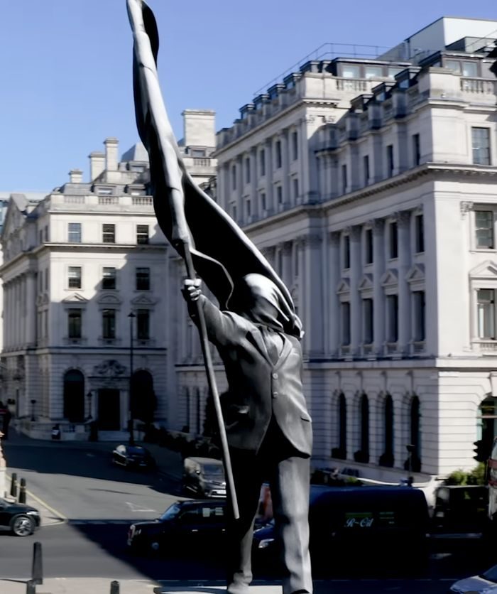 Patung kreasi seniman Banksy didirikan di London. Tuai perhatian publik