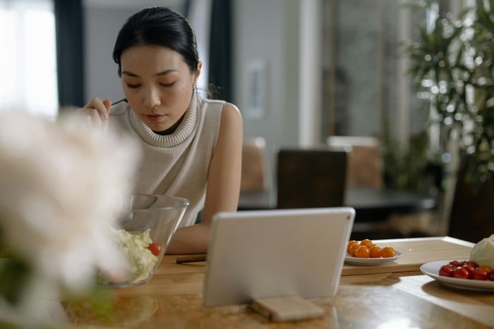Pertanyaan yang tidak disukai introvert adalah “Apakah kamu tidak merasa kesepian?”. Pertanyaan ini biasanya muncul karena adanya stereotip bahwa tipe kepribadian introvert yang dinilai menarik diri dari pergaulan dan lebih suka menghabiskan waktu seorang diri.
