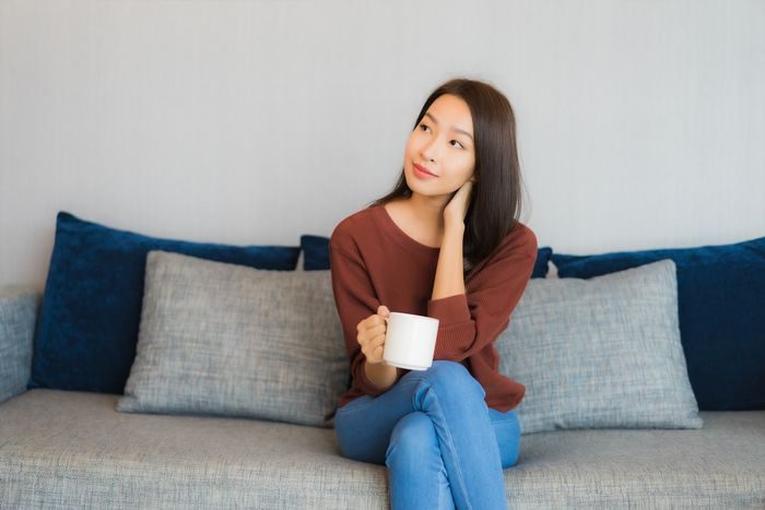 Pertanyaan ini seolah-olah menjadi seorang introvert adalah sebuah masalah, seakan kepribadian mereka yang menjadi alasan mengapa mereka tidak dapat menemukan pasangan. Padahal, ini tidak benar.