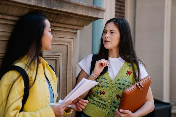 Pertanyaan selanjutnya yang tidak disukai introvert adalah “Mengapa kamu tidak suka berteman?”. Pertanyaan ini seolah-olah membuat para introvert tampak antisosial dan canggung. Padahal, sifat introvert mereka tidak ada hubungannya dengan seberapa besar mereka menyukai atau tidak menyukai orang lain.