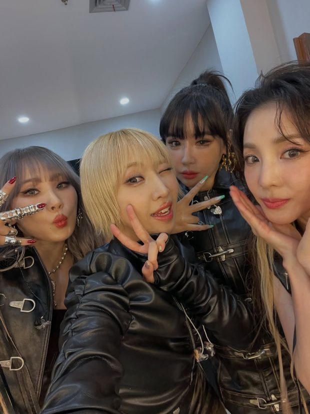 Ulang tahun 2NE1 yang ke-17 diperingati dengan perilisan foto-foto yang belum pernah terpublikasikan dari para member.