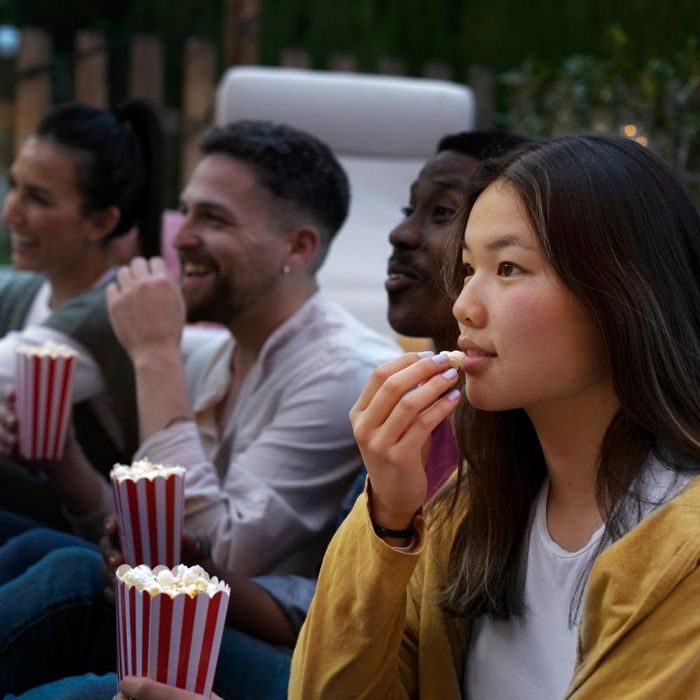 Ilustrasi 'nobar' atau nonton bareng