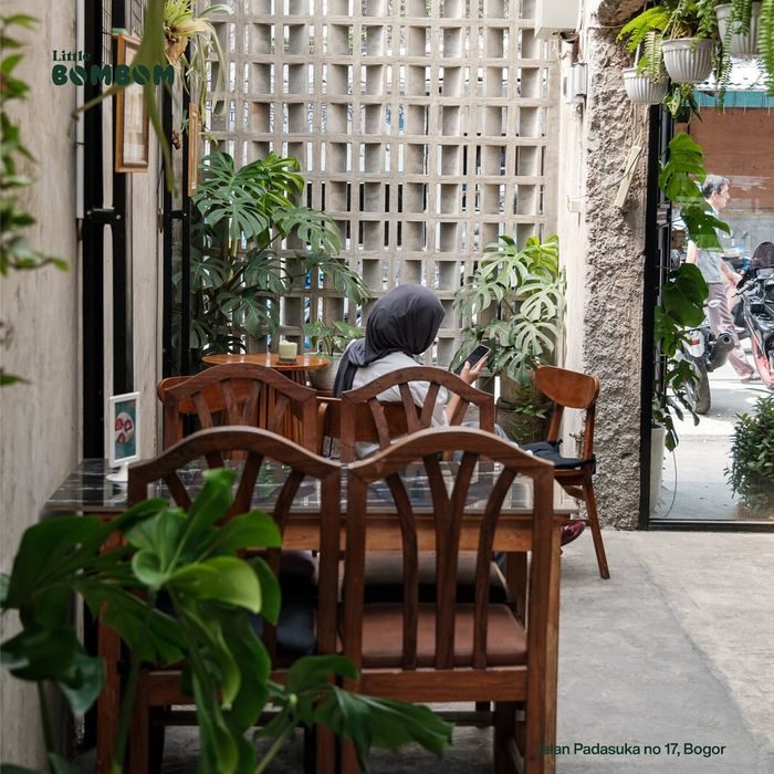 Little Bom Bom Bakery jadi hidden gem dengan suasana cozy dan rooftop cantik. Tempat ini cocok untuk kamu yang ingin ngopi santai sambil menikmati view alam.