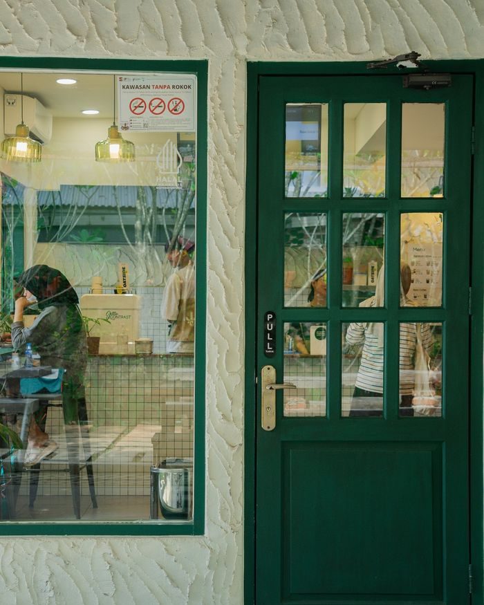Little Contrast hadir dengan konsep minimalis yang simple tapi tetap cozy. Tempat ini cocok untuk kamu yang suka cafe kecil dengan suasana tenang.