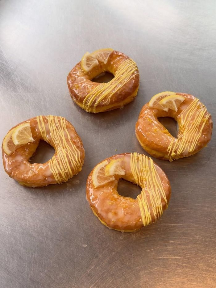 OO Donut punya ciri khas yang unik karena menggunakan labu kuning dan bentuknya nggak bulat sempurna/Foto: instagram.com/oo__donut