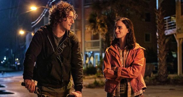 Along for the Ride, rekomendasi film Netflix tentang cinta pertama yang ringan dengan cerita pencarian jati diri dan hubungan yang tumbuh perlahan.