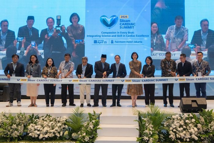 Opening ceremony Siloam Cardiac Summit 2026 “Compassion in Every Beat: Integrating Science and Skill in Cardiac Exellence” bersama Caroline Riady, Prof. Dr. Harry Suryapranata, M.D, Sp.JP, Ph.D, FESC, FACC, FIHA, Prof. DR. dr. Antonia Anna Lukito, Sp.JP (K), FIHA, FAPSIC, FAsCC, FSCAI, dr. Karina Arifiani, MSc, beserta jajaran Dokter Spesialis/Subspesialis Jantung & Direksi Siloam