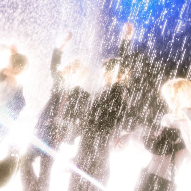 Potret SHINee dalam foto konsep album 'Atmos'/ Foto: instagram.com/shinee Seluruh member SHINee menikmati sensasi guyuran hujan yang memercikkan cahaya dalam foto konsep perdana album 'Atmos'.