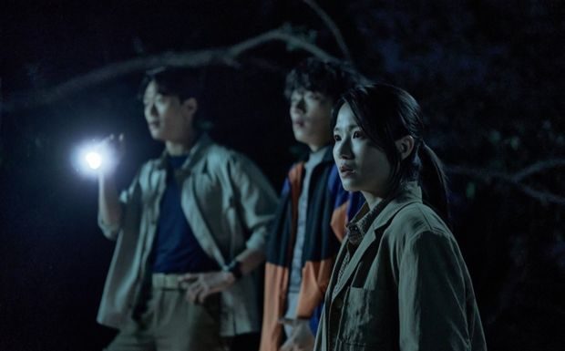 Salmokji: Whispering Water merupakan film horor terbaru asal Korea Selatan yang mengisahkan tentang perjalanan kru produksi film untuk mengambil ulang adegan yang sebelumnya terganggu oleh hal mistis.