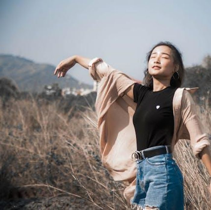Slow living lebih tentang menjalani hidup dengan ritme yang lebih sadar, lebih tenang, dan tidak terus-menerus memaksa diri untuk bergerak cepat setiap waktu. Menariknya, gaya hidup seperti ini ternyata cukup berpengaruh pada kesehatan fisik maupun mental.