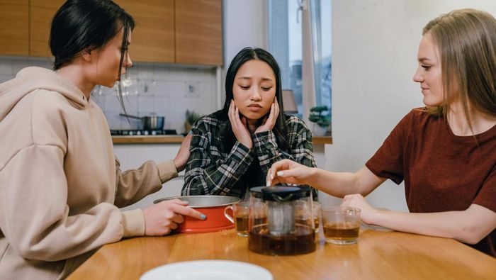 Kalimat “Aku paham bagaimana itu membuatmu stres”. Orang yang benar-benar peduli akan menunjukkan empati tinggi. Kalimat “Aku paham bagaimana itu membuatmu stres”. Orang yang benar-benar peduli akan menunjukkan empati tinggi.