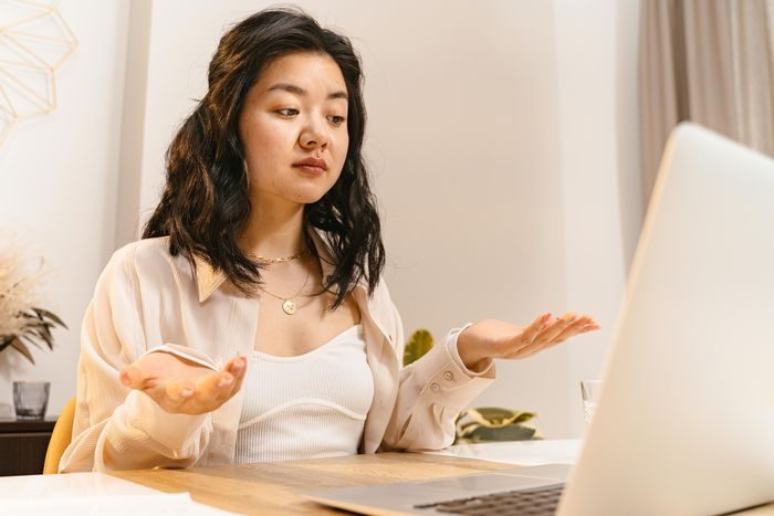 Perempuan terlihat ragu saat harus memilih sesuatu