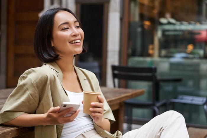 Ciri perempuan sudah berdaya terlihat dari keberaniannya mengekspresikan perasaan secara sehat. Perempuan yang berdaya tidak bermain teka-teki dalam komunikasi.
